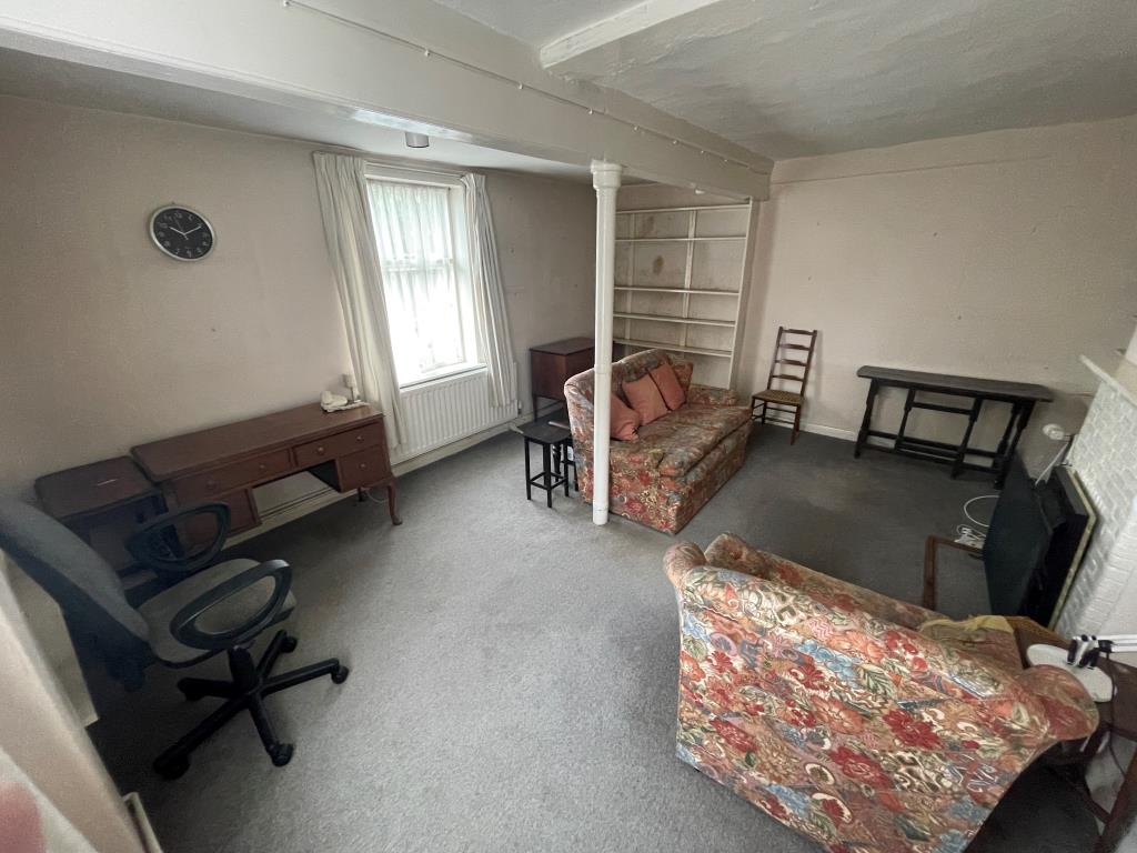 Lot: 121 - DETACHED FOUR-BEDROOM PERIOD PROPERTY FOR REFURBISHMENT - Reception room